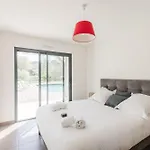Beautiful Contemporary 160 M With Pool 莱昂