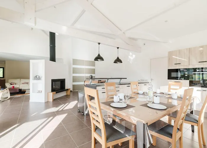 Beautiful Contemporary 160 M With Pool Леон