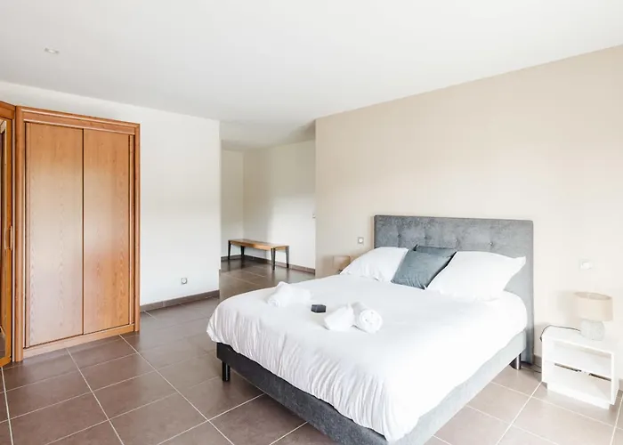 Beautiful Contemporary 160 M With Pool