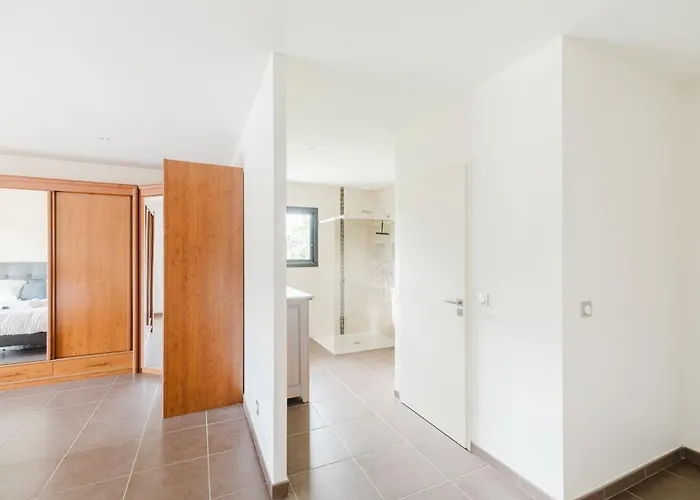 Beautiful Contemporary 160 M With Pool