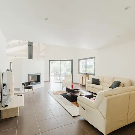 Beautiful Contemporary 160 M With Pool 莱昂