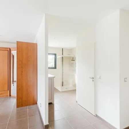 Beautiful Contemporary 160 M With Pool
