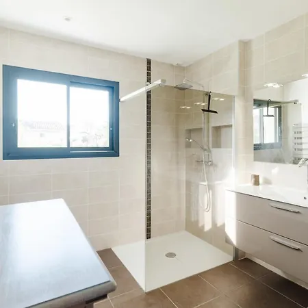 度假居 Beautiful Contemporary 160 M With Pool